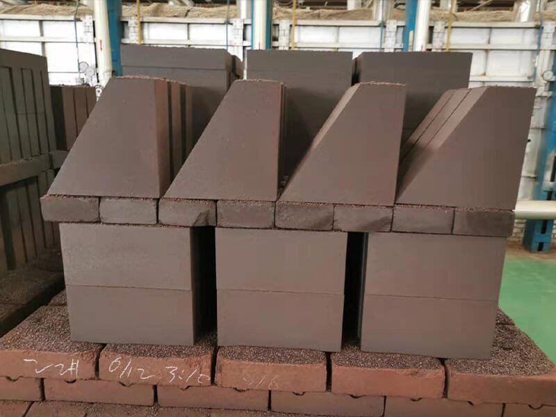 Directly bonded magnesia-chrome refractory bricks