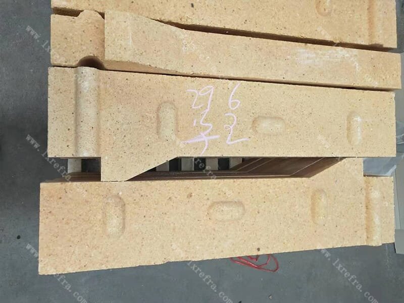 Anti sparging high alumina brick