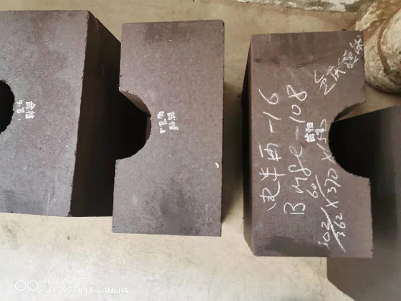 Fire electrofused semi-reconstituted magnesia-chrome bricks