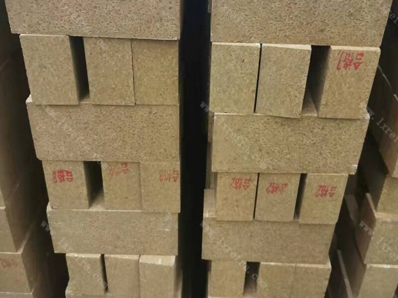 Magnesia refractory bricks
