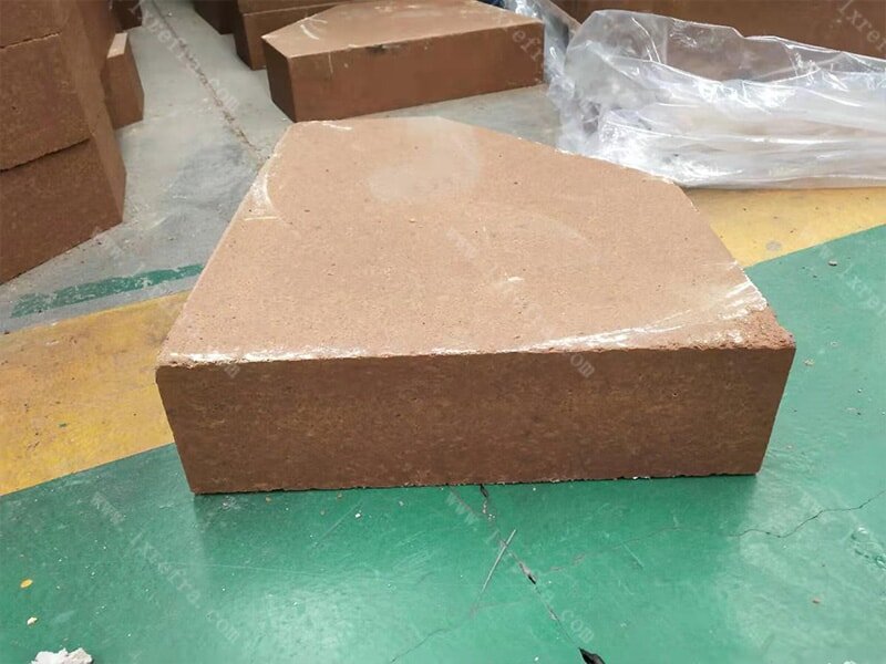 Refractory magnesia bricks